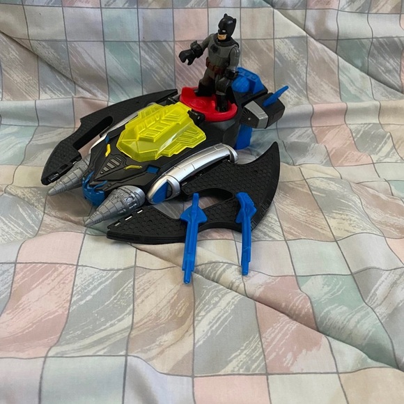 Imaginext Batwing with Batman Figure and 2 Projectiles - Picture 2 of 11
